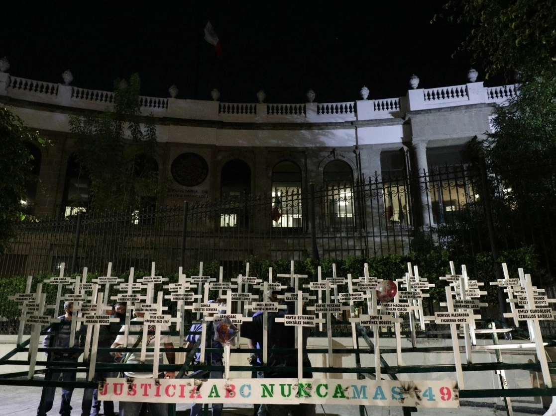 Familiares de los menores fallecidos en la Guardería ABC durante una protesta frente a las isntalaciones de la Secretaría de Gobernación en la Ciudad de México, el pasado 12 de noviembre de 2020. Foto Roberto García Ortiz

