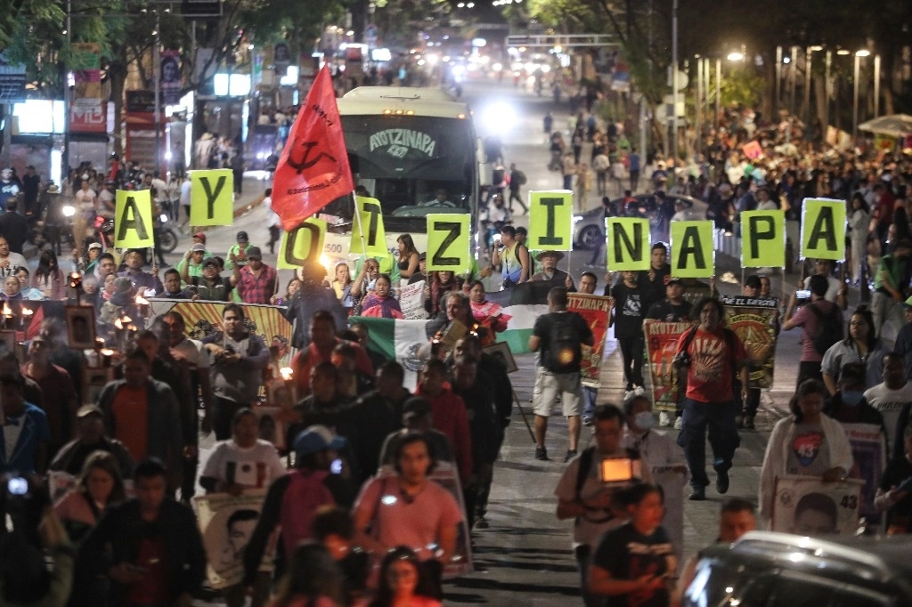 Protesta de familiares de los 43 jóvenes desaparecidos y normalistas en la Ciudad de México. Foto Marco Peláez / Archivo