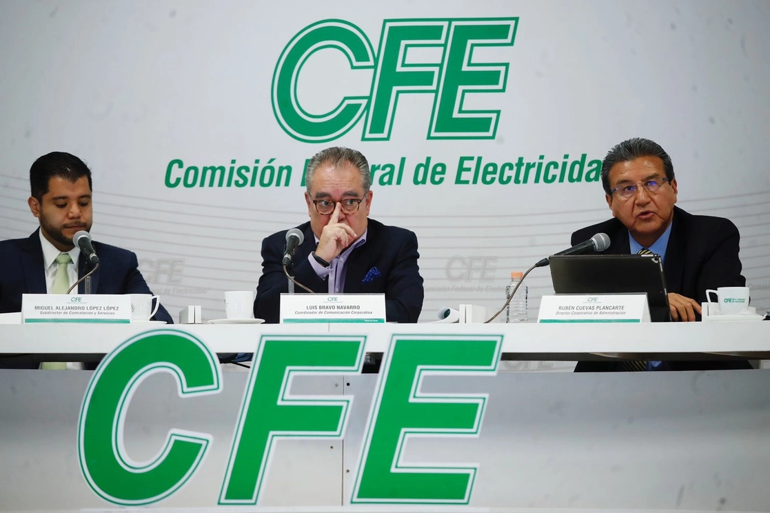 El subdirector de Contratación y Servicios de CFE, Miguel Alejandro López; el coordinador de Comunicación Corporativa de la dependencia, Luis Bravo Navarro; y el director corporativo de Administración de CFE, Rubén Cuevas Plancarte, ofrecen conferencia de prensa, en la Ciudad de México, el 21 de julio de 2022. Foto Cristina Rodríguez


