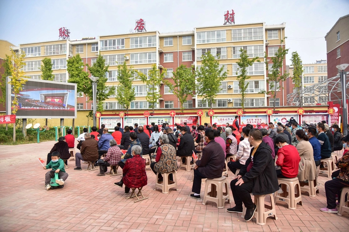 Habitantes de la ciudad de Liaocheng, provincia de Shandong, observan en una pantalla gigante el XX Congreso Nacional del Partido Comunista de China, el 16 de octubre de 2022. Foto Afp 