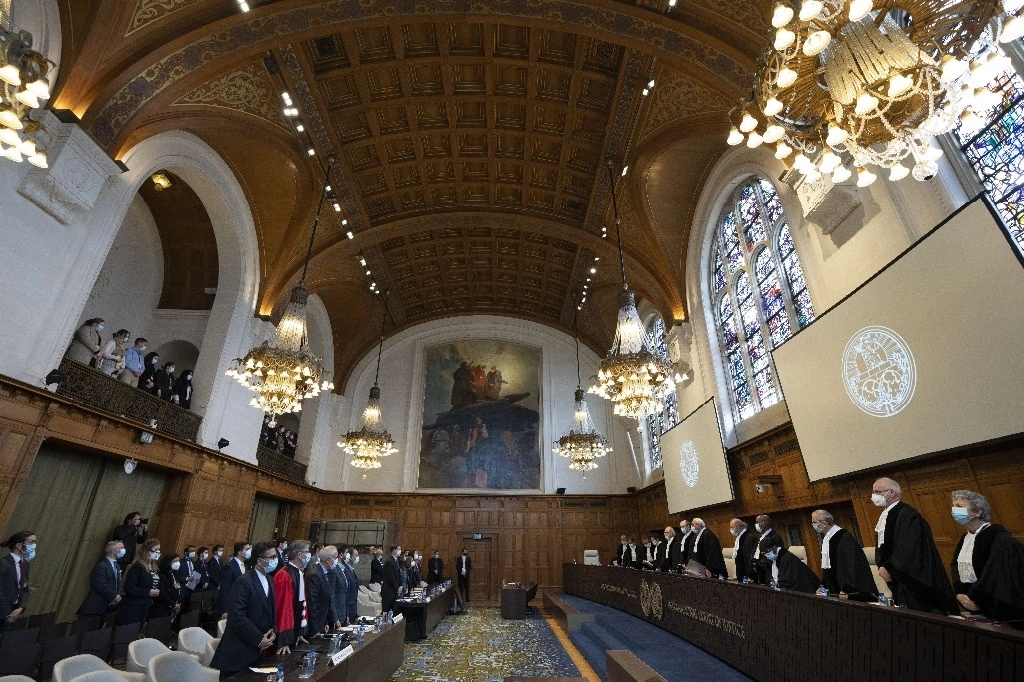 Las delegaciones de Irán y de EU en la Corte Internacional de Justicia en La Haya, Holanda. Foto Ap
