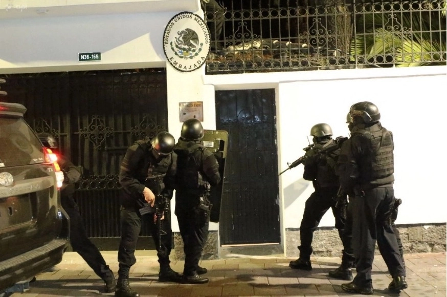 Elementos de la policía ecuatoriana durante su incursión del pasado 5 de abril en la sede diplomática mexicana. Foto Afp
