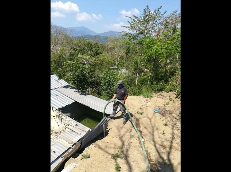 Trabajador de brigadas de la Conagua en Chiapas. Foto tomada del Twitter de @conagua_mx