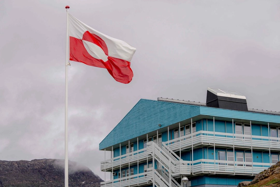 Fotografía tomada el 2 de julio de 2024 que muestra la bandera de Groenlandia en la ciudad de Sisimiut. Foto