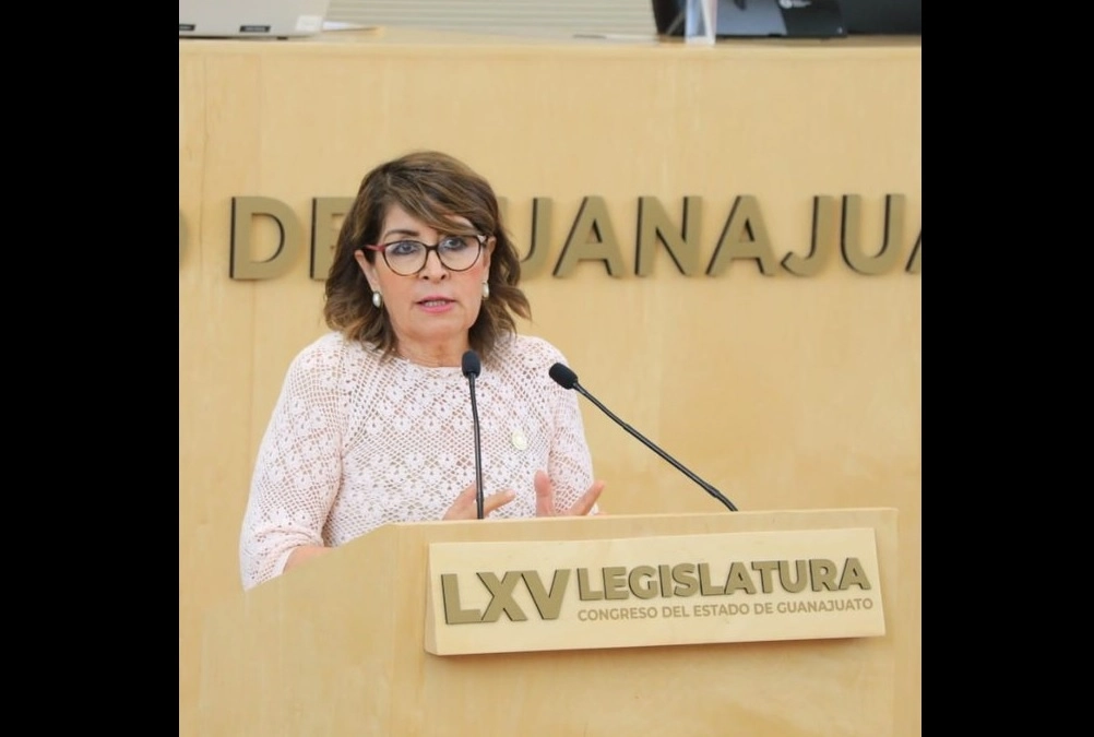La diputada morenista, Irma Leticia González Sánchez, leyó la propuesta relacionada con la auditoria a los programas sociales. Foto Tomada del Twitter @CongresoGto