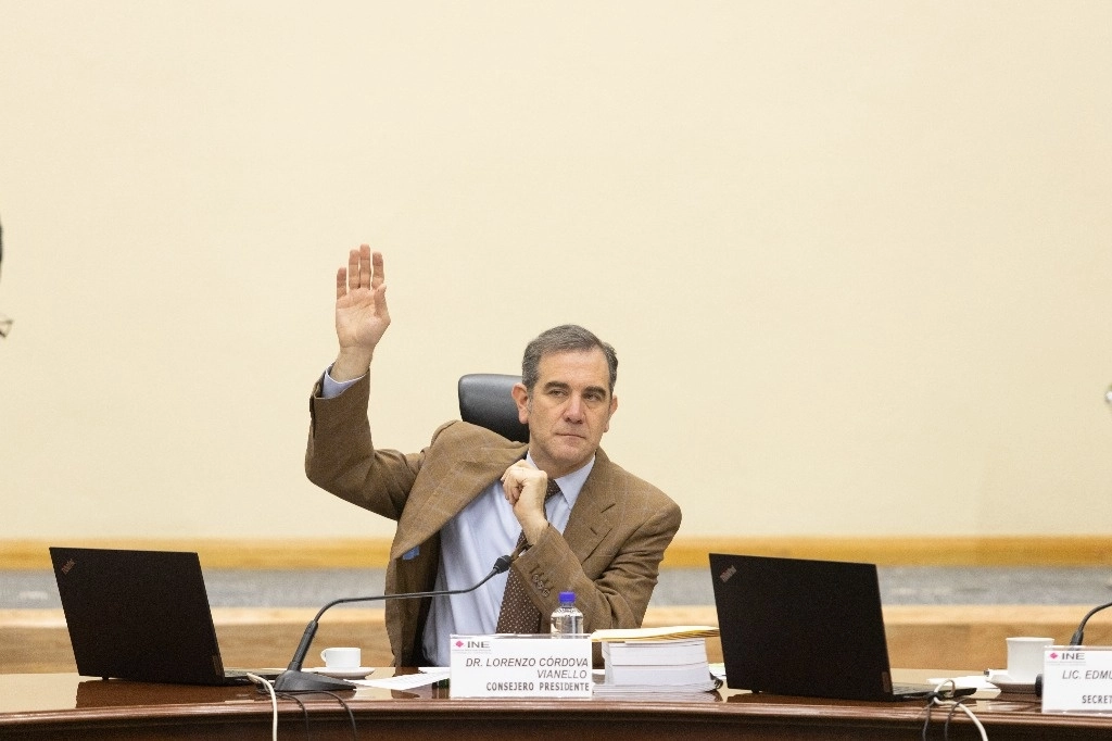 El consejero presidente del INE, Lorenzo Córdova Vianello, afirmó que no entrará “en una bizarra e infructífera discusión de quién es el guardián de la democracia”. Foto Pablo Ramos / Archivo 