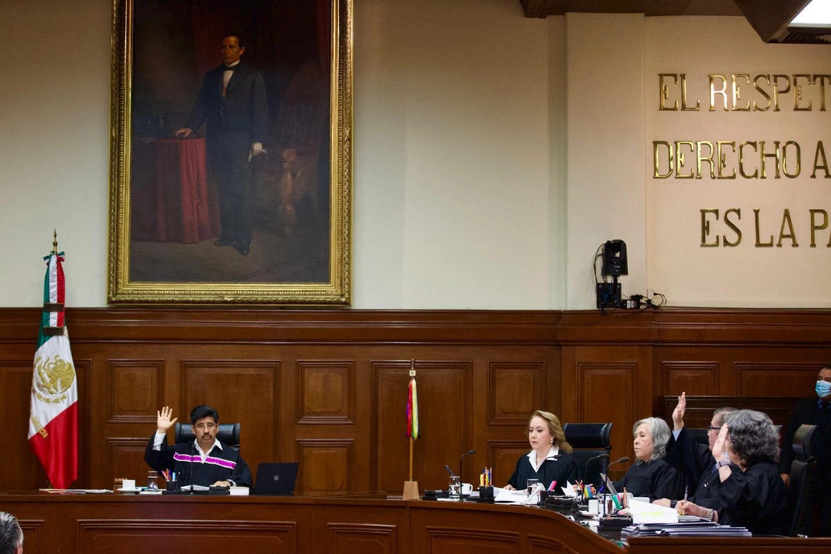 Los ministros de la Suprema Corte de Justicia de la Nación emiten su voto a uno de los puntos de acuerdo, durante la sesión del pleno, en la Ciudad de México, el 30 de octubre de 2025. 