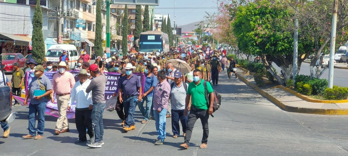 Alrededor de mil personas realizaron una manifestación por las calles de Chilpancingo hasta la sede del poder legislativo estatal, el 5 de abril de 2022. Foto Sergio Ocampo