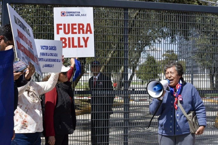 Manifestación de socios de la Cooperativa La Cruz Azul en las instalaciones de Femexfut. Foto Cuartoscuro