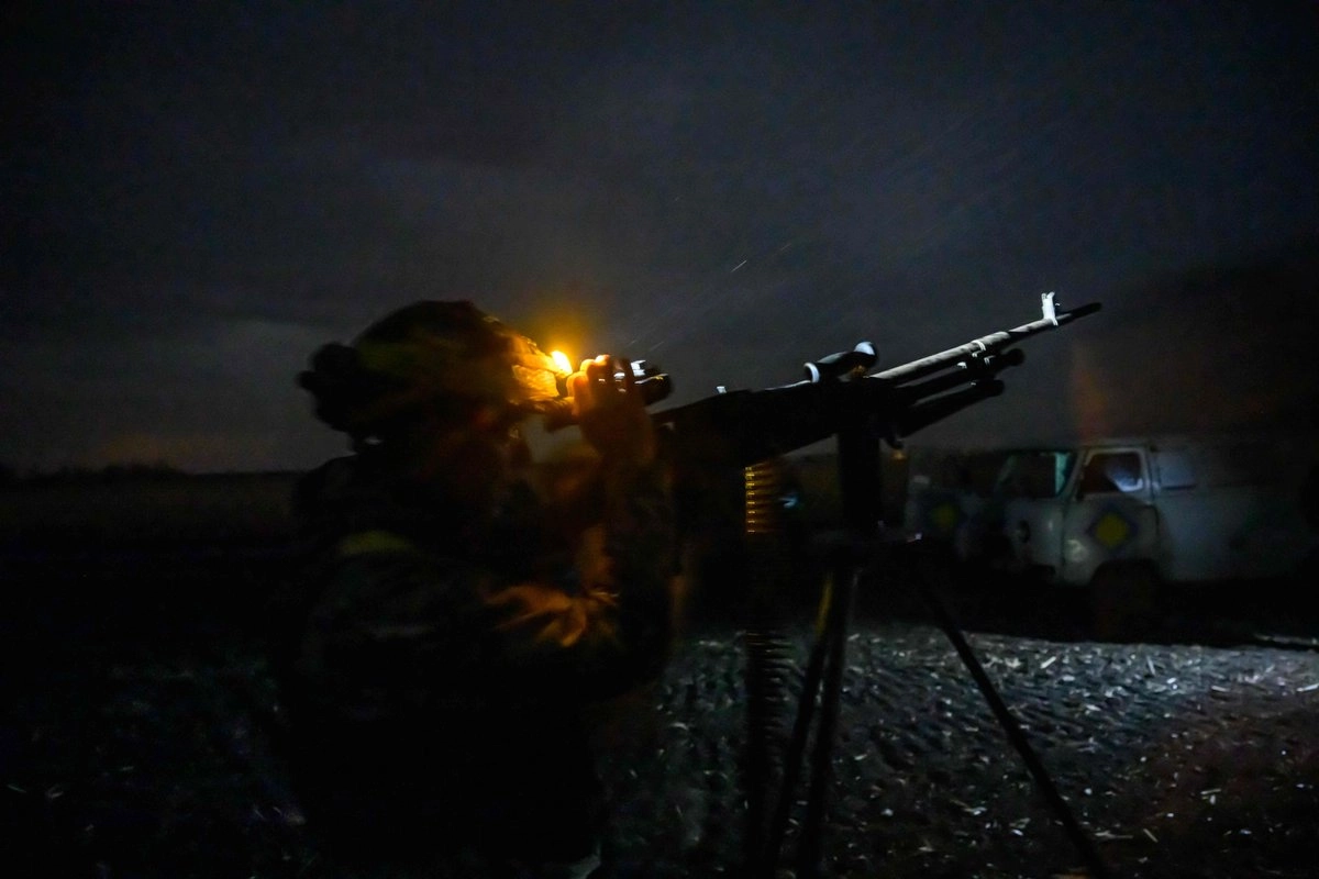 Soldado ucranio vigila en la región de Járkov, el 8 de octubre de 2025. Foto 