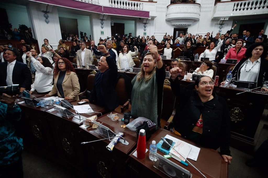Tras conocerse el resultado de la votación, 41 sufragios a favor y 21 en contra, diputados de Morena gritaron consignas en favor de la fiscal general de Justicia, pese a no haber sido ratificada en el cargo por el Congreso de la Ciudad de México. Foto Cristina Rodríguez 