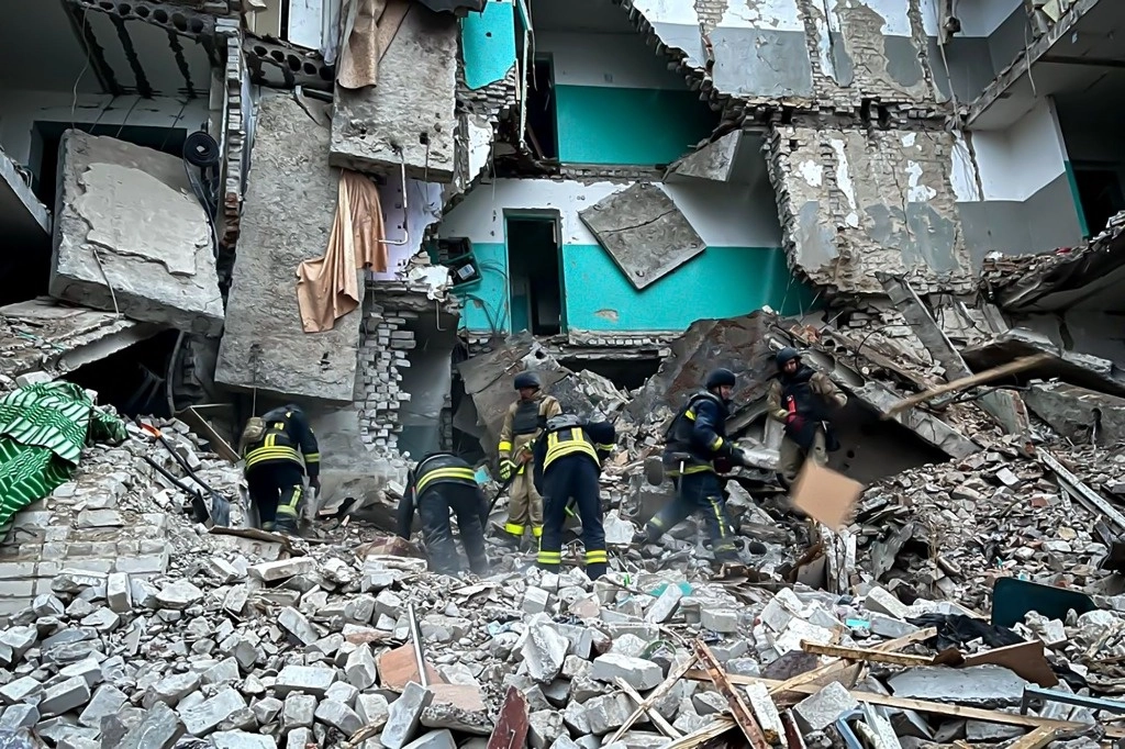 Rescatistas limpian escombros luego de un ataque ruso en Glukhiv, región de Sumy, Ucrania, el 19 de noviembre de 2024. Foto Afp 