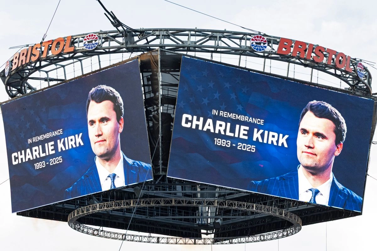 Homenaje a Charlie Kirk en el Jumbotron antes de una carrera de autos de la NASCAR Cup Series, en Bristol, Tennessee, el 13 de septiembre de 2025.