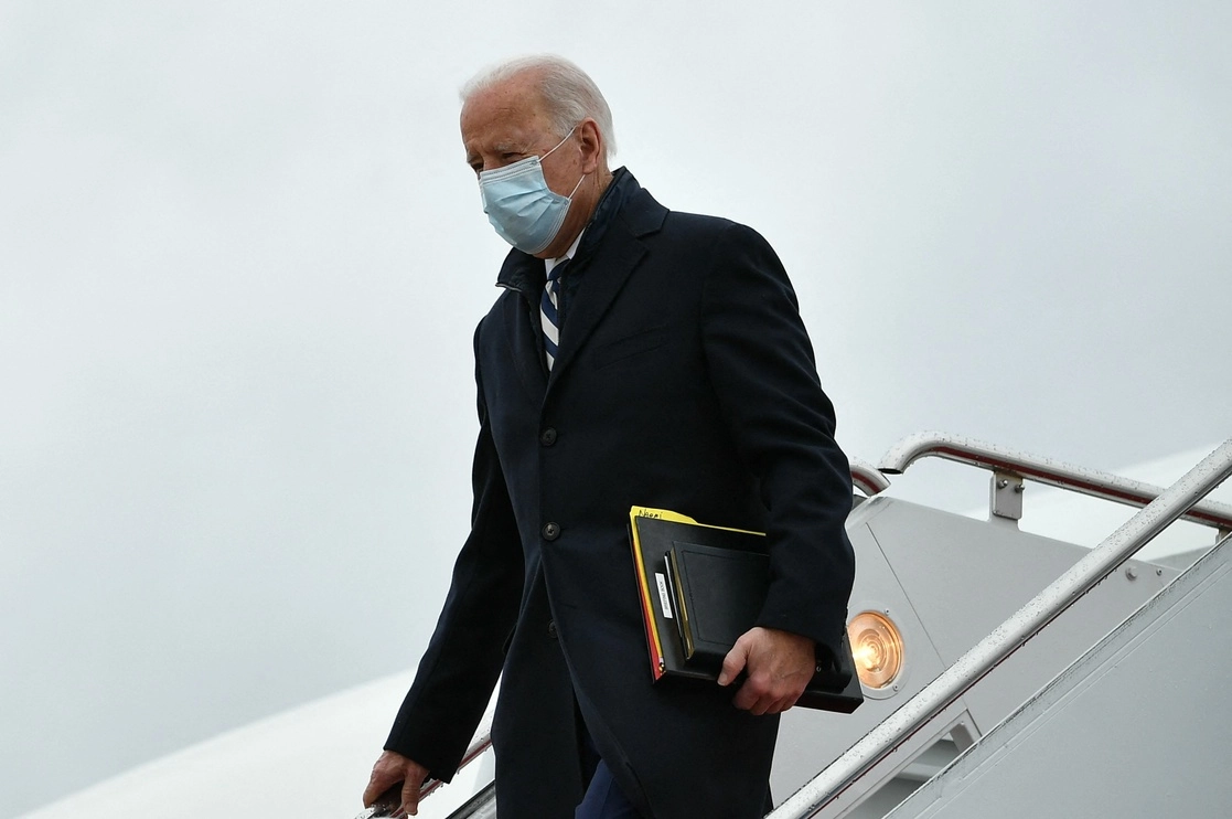 El presidente Joe Biden baja del Air Force One al llegar a la Base Aérea Andrews el 1 de marzo de 2021. Foto  Afp