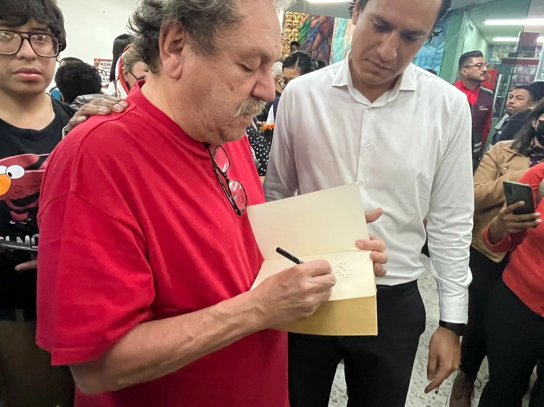 El escritor y director del FCE, Paco Ignacio Taibo II en la librería Elena Poniatowska. Foto Daniel Ramón Quiroz