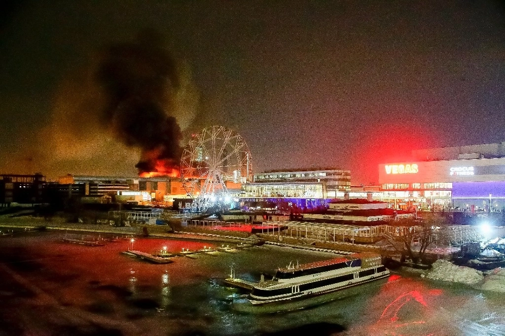 
Se ve un incendio masivo sobre el Ayuntamiento de Crocus en el extremo occidental de Moscú, Rusia, el viernes 22 de marzo de 2024. Varios hombres armados irrumpieron en una gran sala de conciertos en Moscú y dispararon armas automáticas contra la multitud, hiriendo a un número no especificado de personas y provocando un incendio masivo en un aparente ataque terrorista días después de que el presidente Vladimir Putin consolidara su control sobre el país en una campaña electoral altamente orquestada. 
Foto Ap