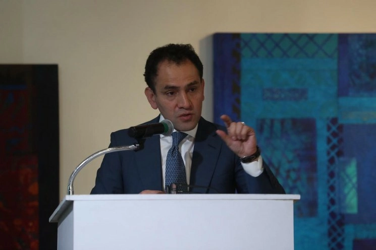 El secretario de Hacienda, Arturo Herrera, negó que la Cuarta Transformación esté en riesgo por el bajo crecimiento y falta de inversión, tal como opina Alfonso Romo, jefe de la Oficina de la Presidencia. Foto Marco Peláez