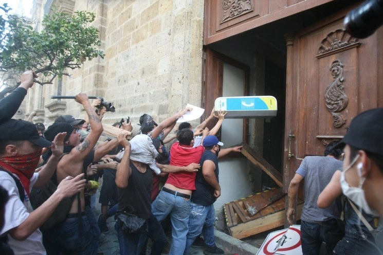 A inicios de junio pasado, decenas de jóvenes prostetaron en Guadalajara por la muerte de Giovanni López. Al grito de ¡"fuera Alfaro!" derrumbaron las puertas del palacio de gobierno. Foto Arturo Campos Cedillo / archivo