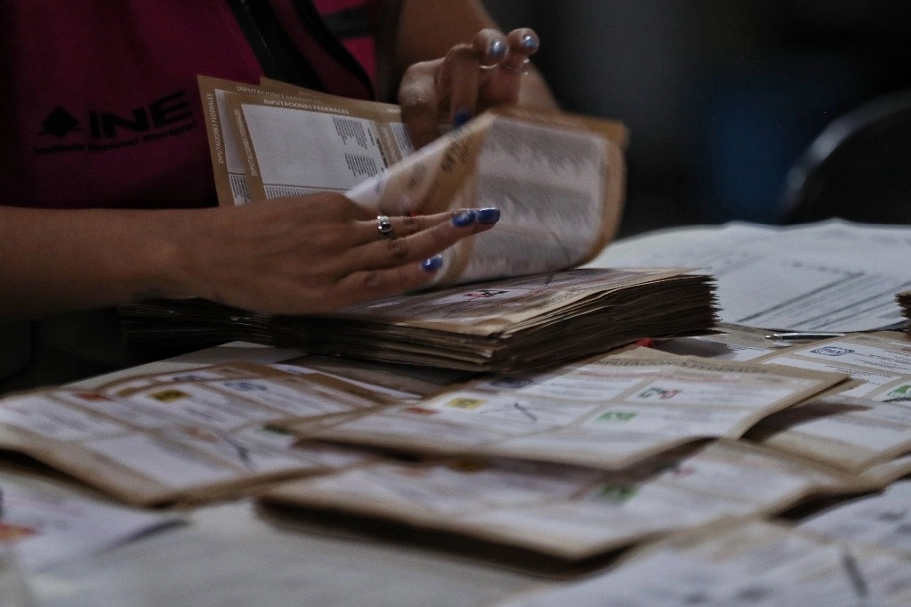 Conteo de boletas electorales en una junta distrital del INE. Foto Marco Peláez