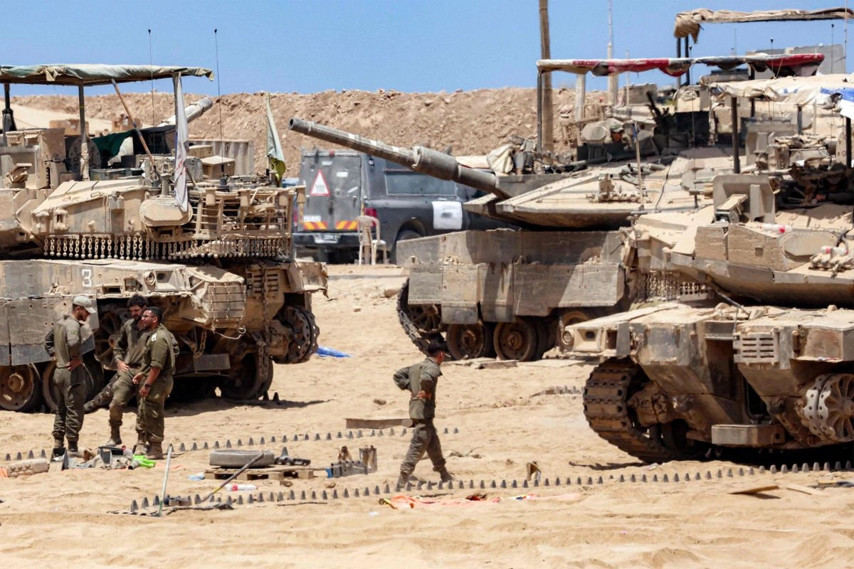 Soldados del ejército israelí resguardan la frontera con la franja de Gaza, el 5 de agosto de 2025. Foto