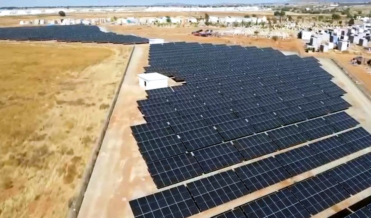 La planta fotovoltaica tiene instalados 5 mil 891 paneles solares, pero aún “es insuficiente”, para las necesidades del JIAPAZ, aseguran. Foto 