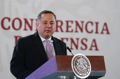 El titular de la Unidad de Inteligencia Financiera, Santiago Nieto, durante una conferencia en Palacio Nacional. Foto Roberto García Ortiz / Archivo