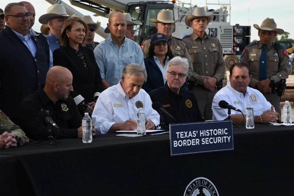 El gobernador de Texas, Greg Abbott, durante una firma de tres proyectos de ley en un sitio de construcción del muro fronterizo en Brownsville, Texas, el pasado 18 de diciembre de 2023, para  ampliar sus planes de seguridad fronteriza. Foto Ap