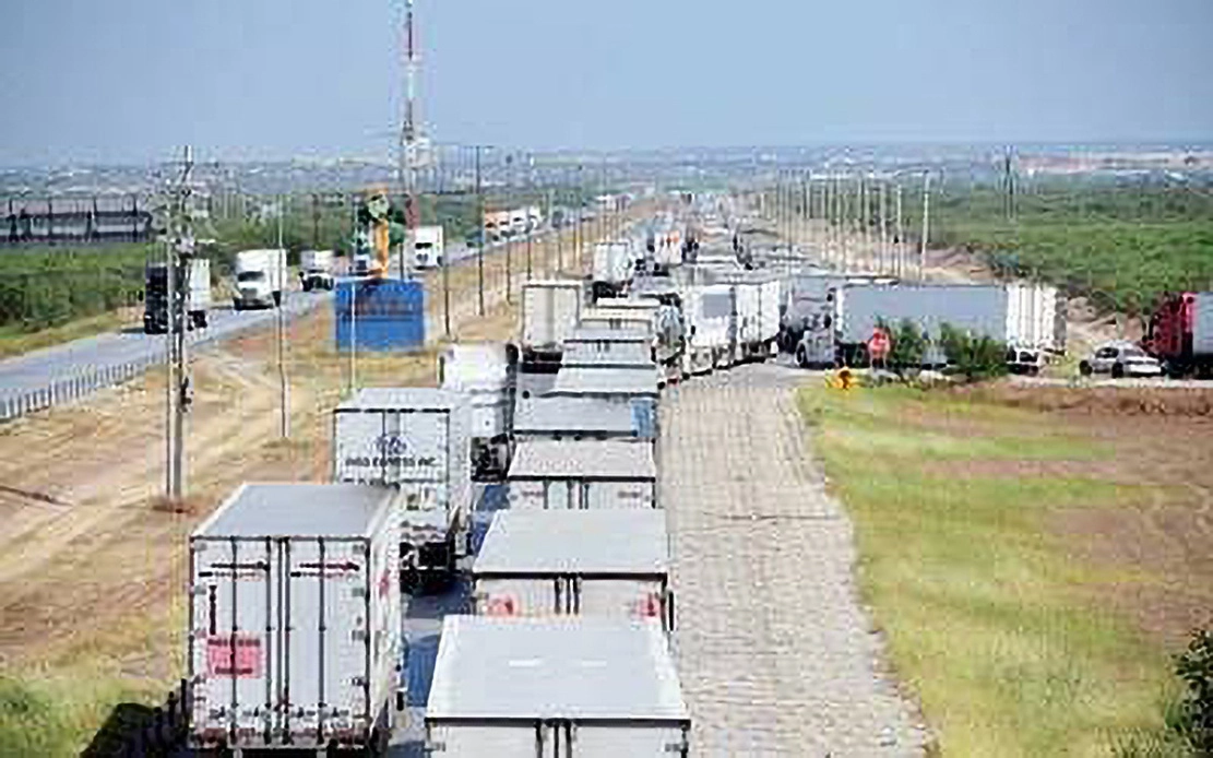 A raíz de la orden del gobernador de Texas, Greg Abbott, de detener e inspeccionar todos los tractocamiones y autobuses que crucen desde México hacia Estados Unidos, con el argumento de que es una medida para evitar el trasiego de migrantes y drogas, se han generado un caos vial y una caída de más de 70 por ciento en el flujo comercial, advirtieron organismos cúpula empresariales. Foto cortesía Concamin