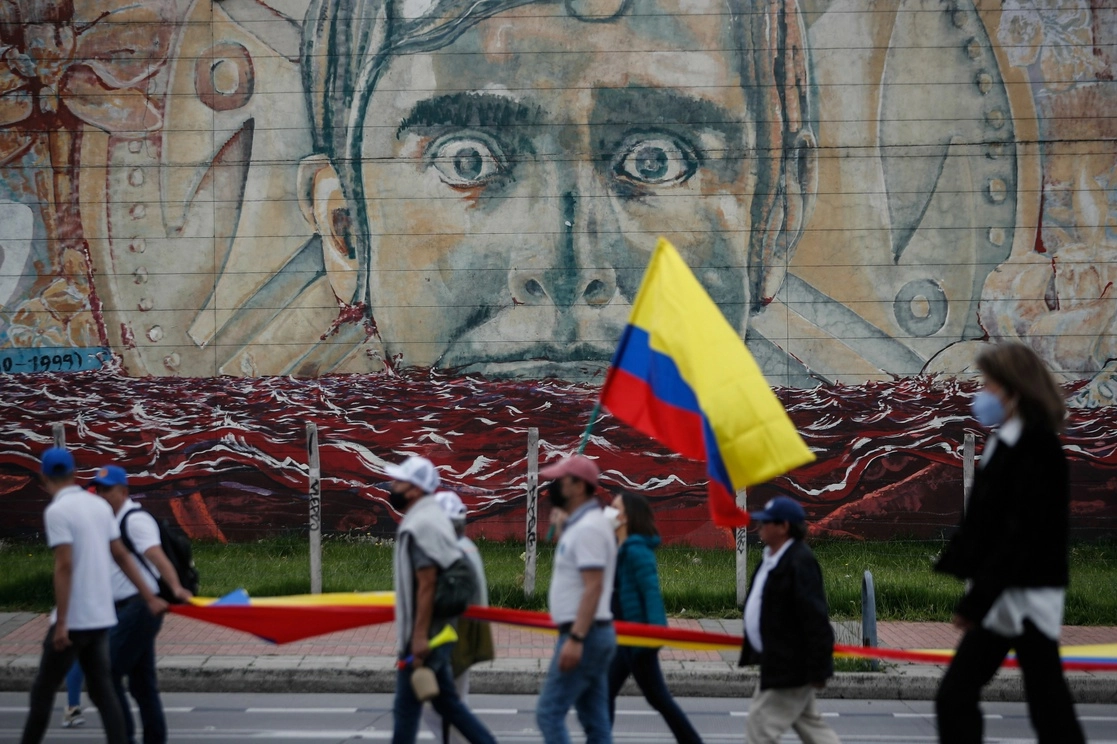 Los manifestantes marchan contra la reforma fiscal y otras iniciativas del gobierno del presidente Gustavo Petro en Bogotá, Colombia, el 26 de septiembre de 2022. Foto Ap