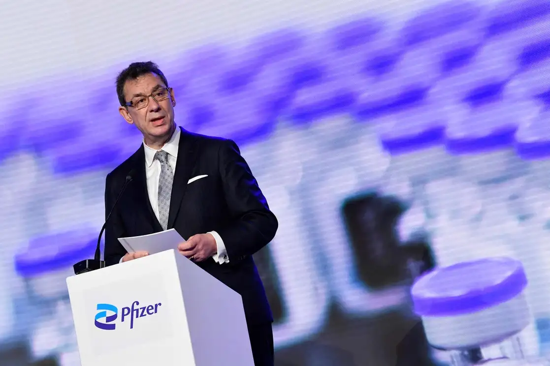 El presidente de Pfizer, Albert Bourla, rechazó la propuesta apoyada por Estados Unidos para suspender temporalmente las patentes de las vacunas contra el Covid-19. Foto Afp / Archivo
