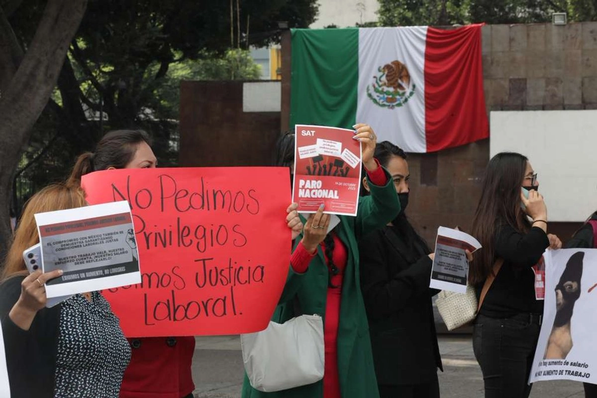 Trabajadores del SAT bloquearon vialidades en la CDMX y en otras ciudades del país para pedir el retroactivo salarial. Aseguran haber sido amenazados. Foto 