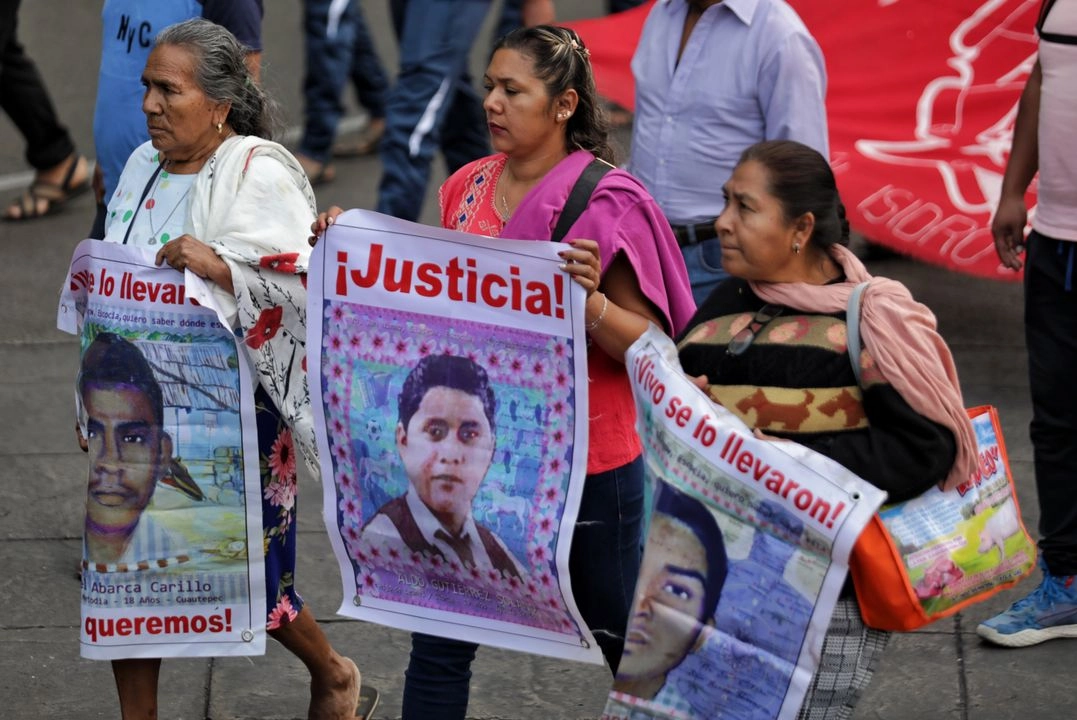 Ex funcionarios federales han buscado la protección legar para evitar responder a las acusaciones que los implican en la desaparición de los 43 normalistas de Ayotzinapa en 2014. Foto 