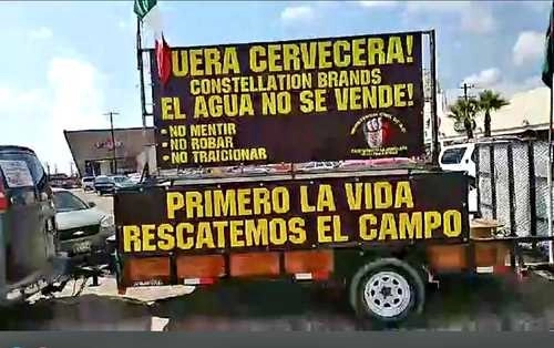 Opositores a la nueva planta de Constellation Brands realizaron una caravana en la que recordaron los principios del presidente Andrés Manuel López Obrador: no mentir, no robar, no traicionar, en imagen del domingo pasado. Foto Lindero Norte
