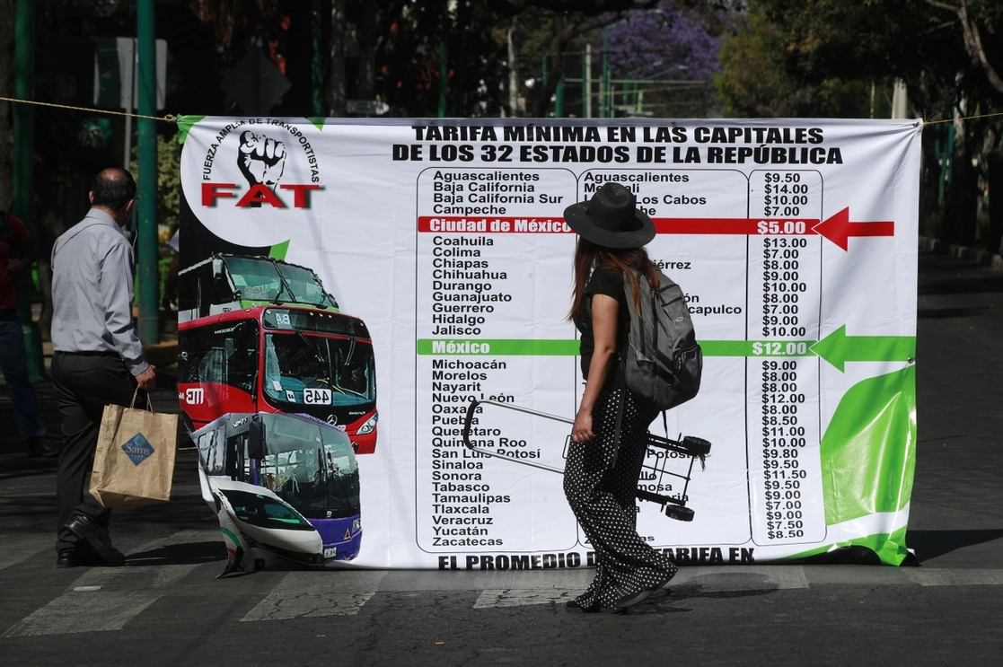 Transportistas bloquearon ayer la calzada de Tlalpan y Taxqueña, en exigencia del aumento de precio del transporte público, en la Ciudad de México. Foto Alfredo Domínguez