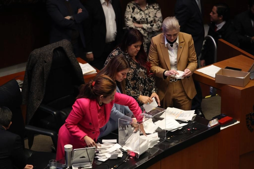 Votación en el Senado para elegir a la nueva ministra de la SCJN. Foto Yazmín Ortega Cortés.