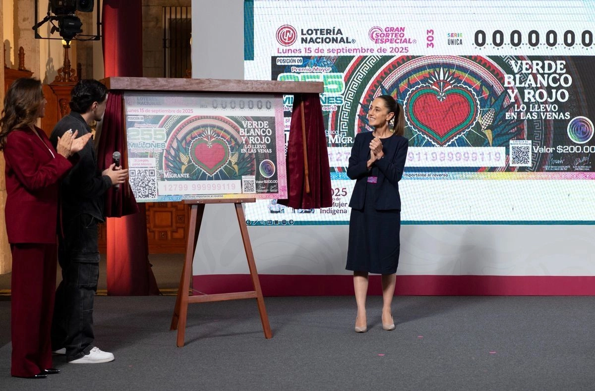 La presidenta Claudia Sheinbaum anunció el sorteo “México con M de Migrante” para el corte del 15 de septiembre de la Lotería Nacional. La imagen, del 25 de julio de 2025. Foto 