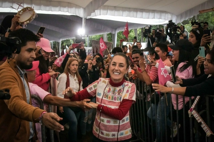 Claudia Sheinbaum, aspirante a coordinadora nacional de los comités de defensa de la Cuarta Transformación, ayer durante su asamblea informativa realizada en el Parque de la Bombilla de la alcaldía Benito Juárez. Foto Cuartoscuro