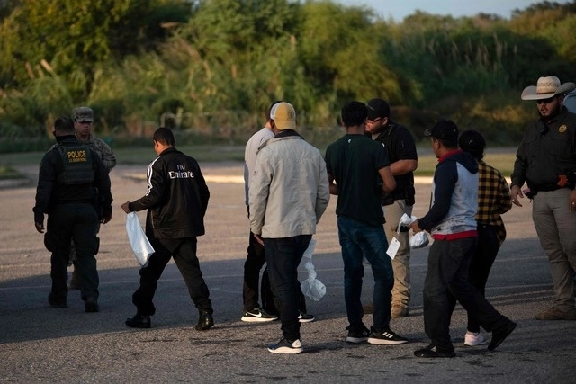 Migrantes detenidos en la frontera entre EU y México. Foto Afp