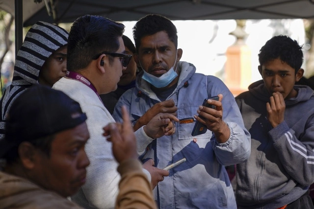 Migrantes a su paso por la ciudad de Tijuana, BC. Foto Ap