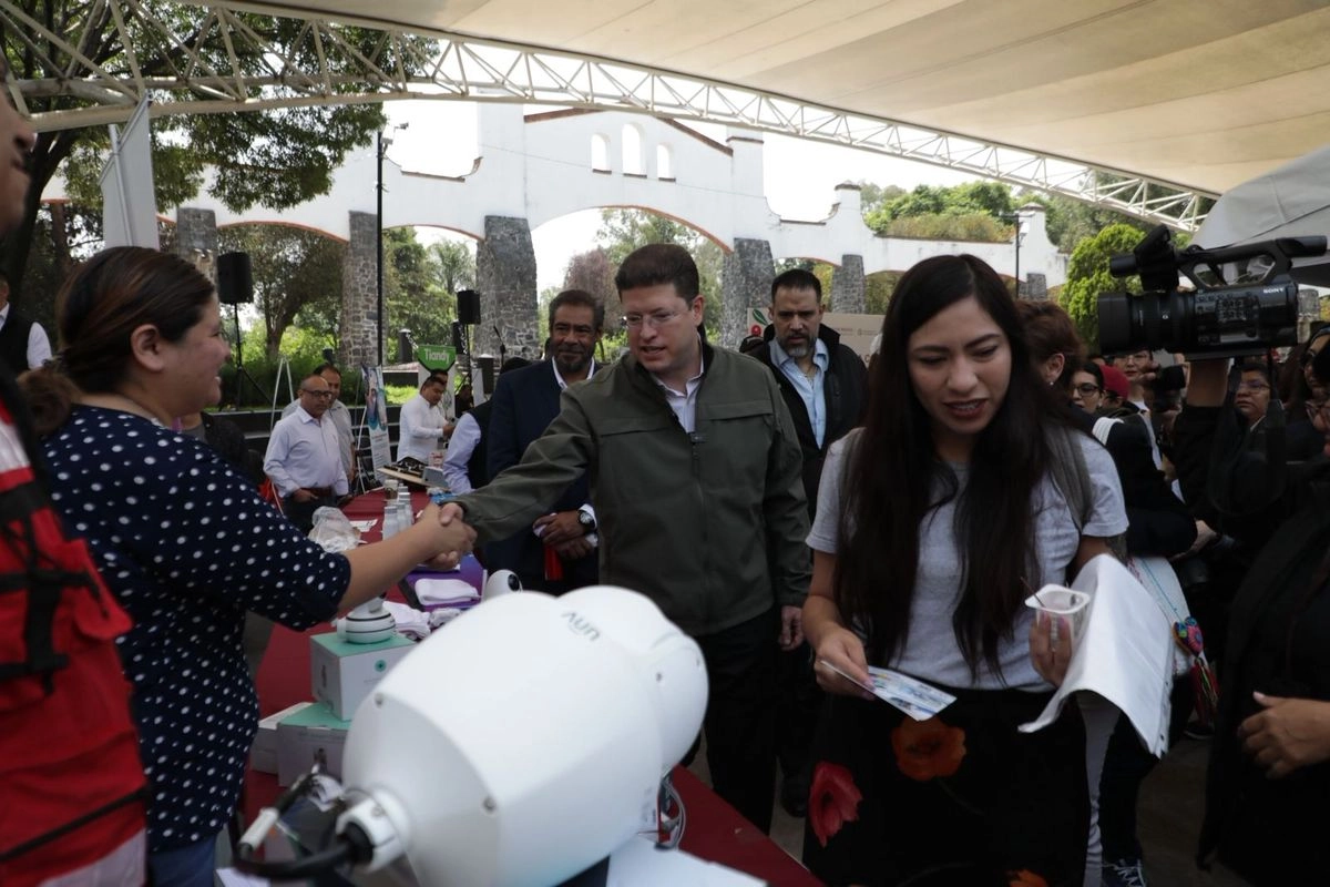 La Secretaría de Seguridad Ciudadana, la Fiscalía General de Justicia CDMX y otros organismos realizaron la inauguración de la Feria Comercial por tu Seguridad, enfocada en la prevención del robo de vehículos, motocicletas y la venta ilegal de autopartes, en la Alameda Sur, en la Ciudad de México, el 9 de agosto de 2025. Foto