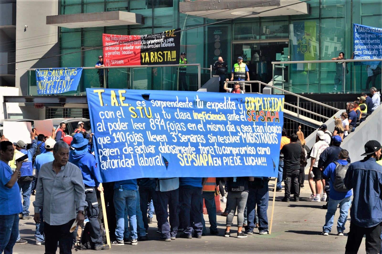 Dos aspectos del plantón a las afueras de la sede del Tribunal de Arbitraje y Escalafón de Jalisco, sobre la avenida Ávila Camacho, en Guadalajara. Sindicalizados piden mejores condiciones, materiales y equipo para realizar su trabajo, mientras los tribunales estatales se declararon incompetentes para autorizar el emplazamiento a huelga y turnaron el caso a las autoridades federales. Foto 