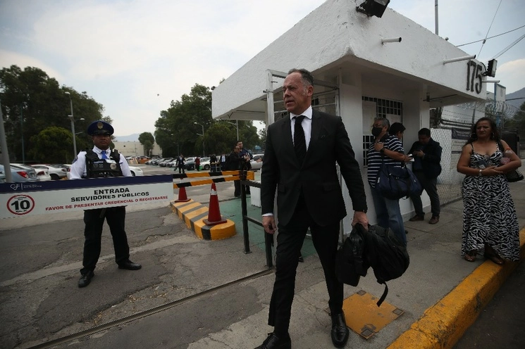 Miguel Ontiveros, abogado defensor de Emilio Lozoya, ex director de Pemex, a su salida del RENO, el 27 de abril del 2023. Foto. Yazmín Ortega Cortés