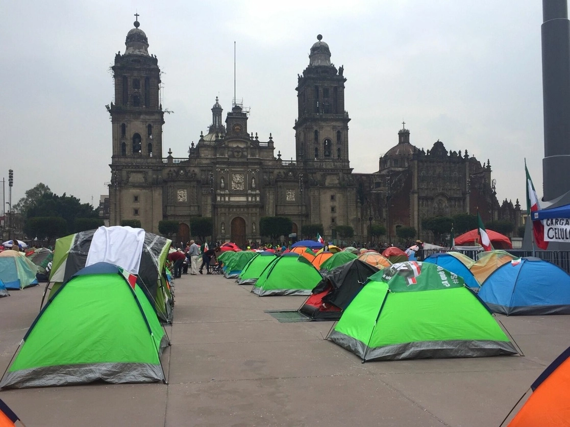 Campamento de Frena en la plancha del Zócalo capitalino. Foto Guillermo Sologuren