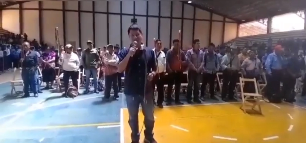 Pobladores del municipio de Oxchuc, en Chiapas, durante una asamblea general de representantes comunitarios. Foto Tomada de redes sociales   