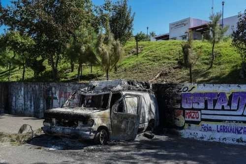 Una ambulancia del hospital básico comunitario de la Secretaría de Salud fue incendiada por habitantes del municipio de San Andrés Larráinzar, en Chiapas, luego de difundirse un rumor de que elementos policiacos estaban fumigando el barrio de Guadalupe. Foto Afp