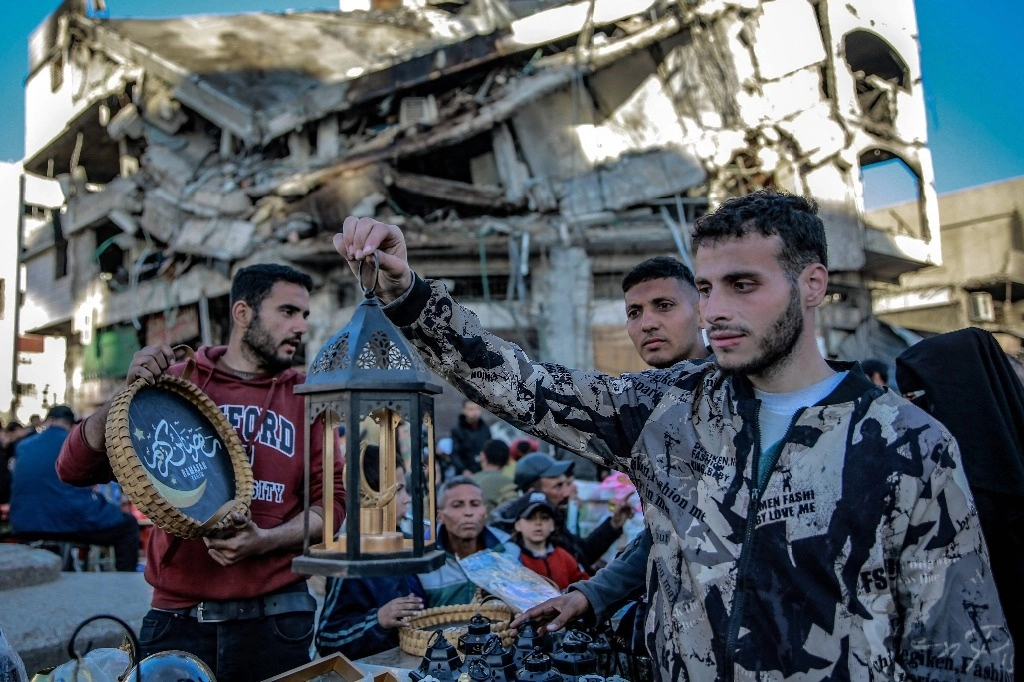 Los fieles musulmanes en Gaza se preparan para dar la bienvenida al sagrado mes de ayuno del Ramadán que comienza la próxima semana. En la imagen, un feligrés escoge una lámpara. Foto Afp