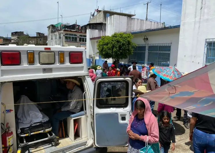 Una ambulancia que no funciona es utilizada para dar consultas debido a la ruinosa situación del centro de salud de la localidad, ubicado en la Montaña Alta de Guerrero. Ayer, pobladores impidieron que empleados del gobierno estatal realizaran la impermeabilización del hospital y exigieron que, en su lugar, se repare la losa donde hay continuas goteras. Puntualizaron que la demanda central es que se construya un nuevo nosocomio. El titular de la Secretaría de Salud federal, Jorge Alcocer, informó que una unidad médica móvil llegó a la comunidad y se iniciaron trabajos de mantenimiento del inmueble. Foto Sergio Ocampo 

