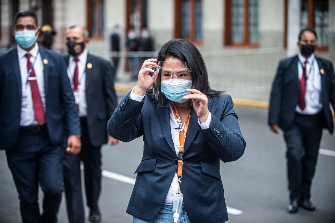 La candidata presidencial al salir de los juzgados de Lima. Foto Afp