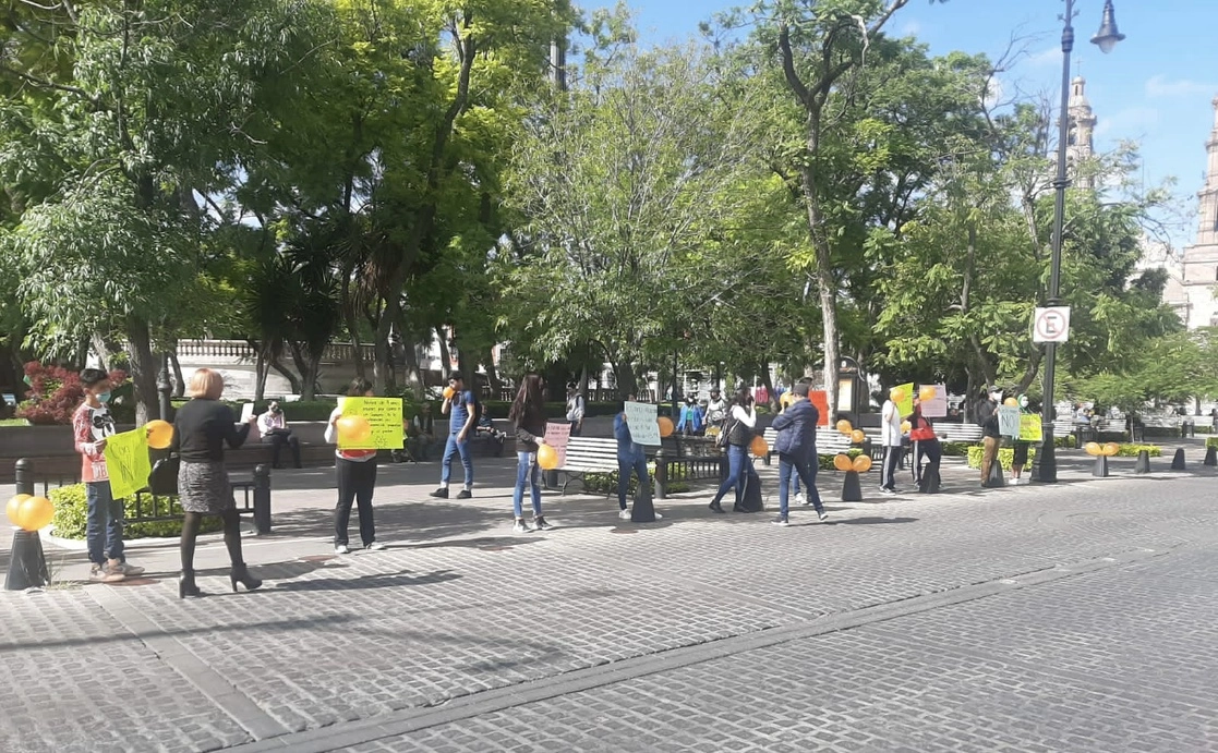 Integrantes de la Federación Nacional de Estudiantes Revolucionarios “Rafael Ramírez” se manifestaron contra el regreso a clases presenciales en Aguascalientes, el 27 de agosto de 2021. Foto Claudio Bañuelos 