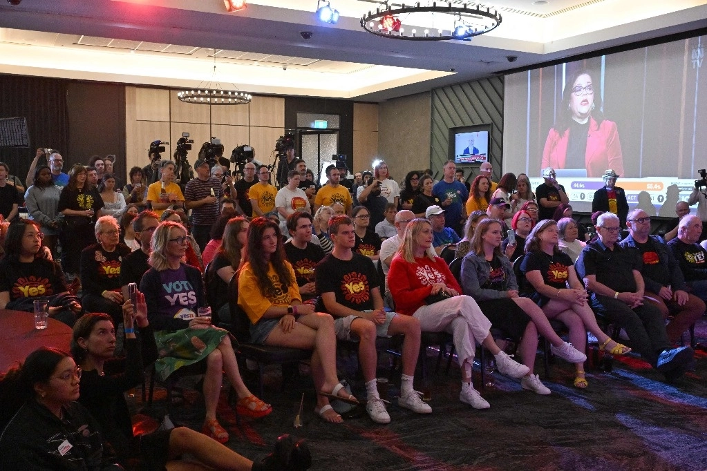 Los partidarios del voto Sí escuchan los resultados en una "Función de referéndum oficial Sí2023" en Sydney el 14 de octubre de 2023. Foto Afp